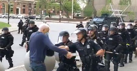 Szokujące nagranie z protestu w USA. Policja brutalnie potraktowała starszego mężczyznę