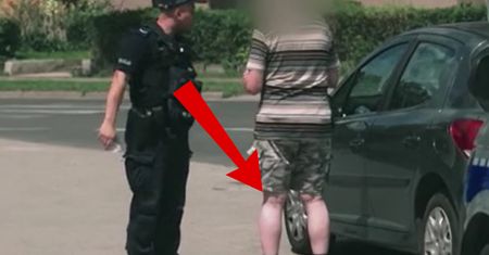 Tylko spojrzał na nogi seniora. Po chwili taka decyzja policjanta
