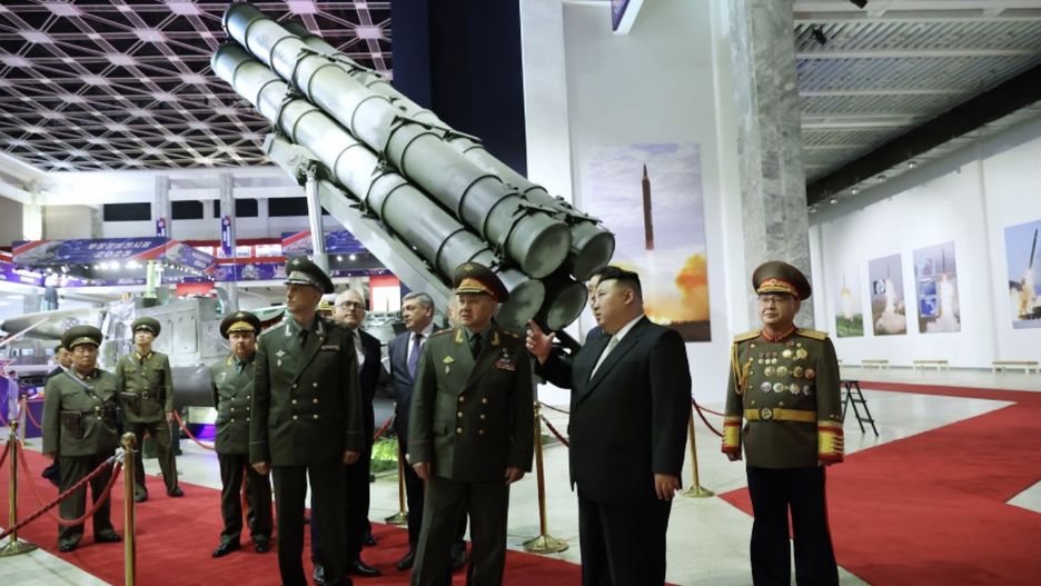 Przywódca Korei Północnej Kim Dzong Un przyjmuje rosyjskiego ministra obrony Siergieja Szojgu w Pjongjangu, Korea Północna, 27 lipca 2023 roku