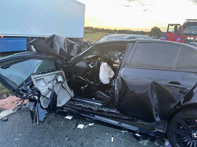 Tragiczny finał czołowego zderzenia BMW z mercedesem. Jedna osoba nie żyje (wideo, zdjęcia)