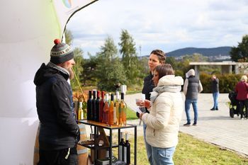 Kielce: Skarby Jesieni w Ogrodzie Botanicznym. Mieszkańcy wspólnie świętowali winobranie i odkrywali smaki Świętokrzyskich winnic