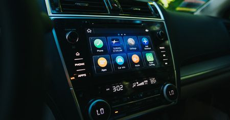 Nowe technologie w leciwym samochodzie? To możliwe z tymi gadżetami