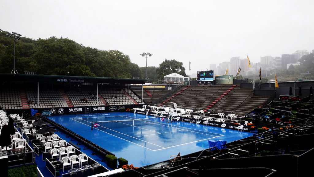 Getty Images / Anthony Au-Yeung / Na zdjęciu: kort centralny w Auckland po opadach deszczu