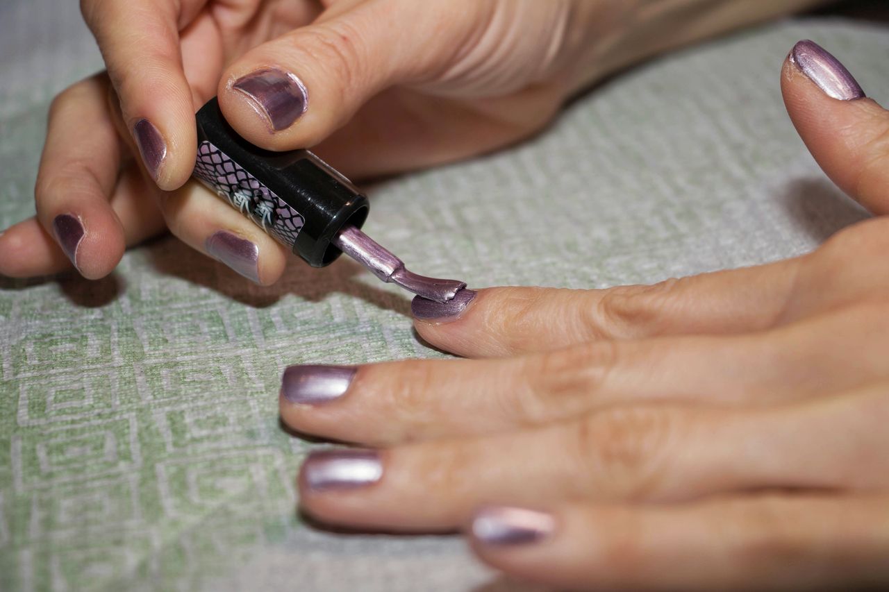 Paznokcie jak z salonu. Patent na efekt "wow" w domowym zaciszu