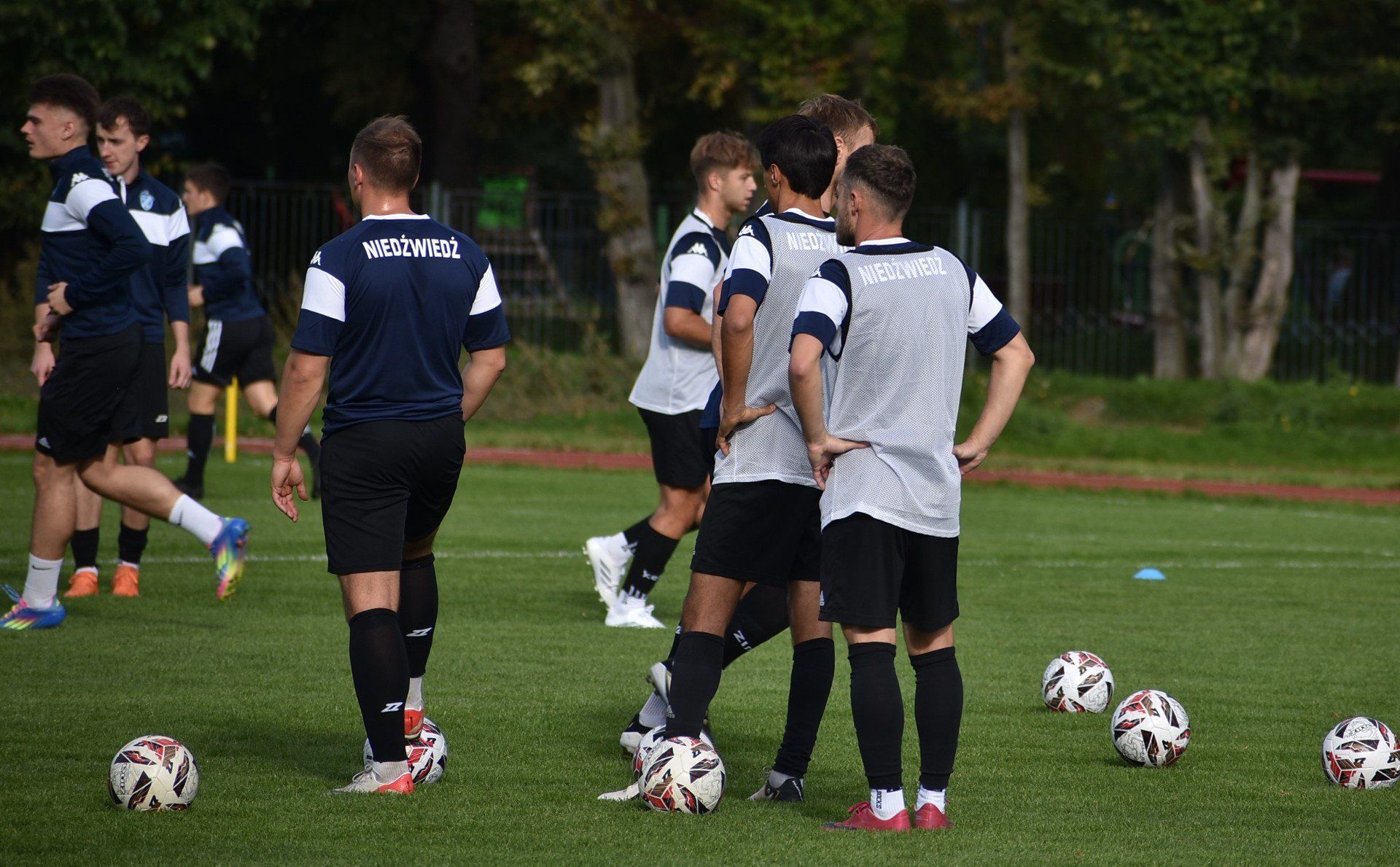 W meczu I grupy krakowskiej okręgówki Proszowianka (niebieskie stroje) zremisowała z Niedźwiedziem 2:2.
