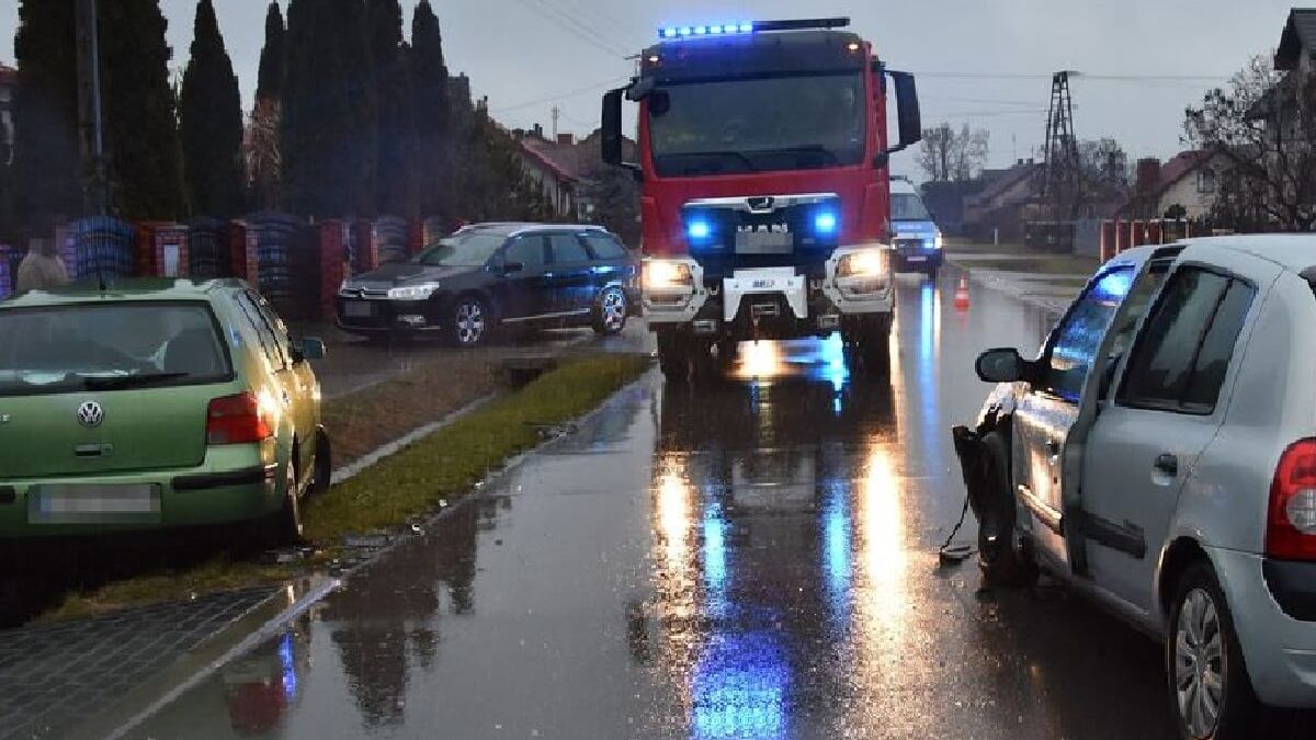 Zderzenie samochodów podczas skrętu