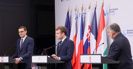 Morawiecki na szczycie V4. "Musimy potrafić chronić swoje granice"
