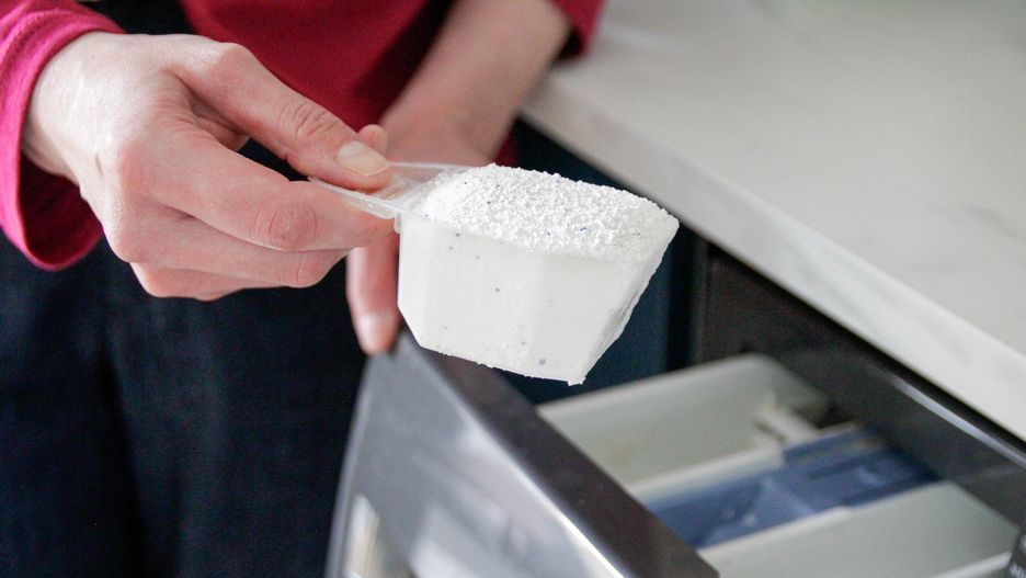 Na słupach pojawiły się plakaty o sprzedaży proszków z Niemiec