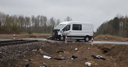 Busem wjechał w pociąg relacji Szczecin-Lublin. Dwie osoby trafiły do szpitala