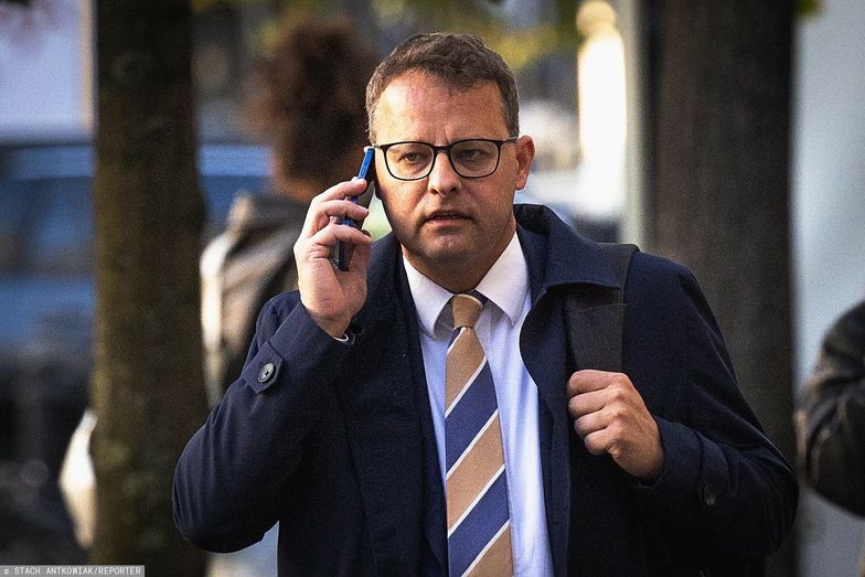 Marcin Romanowski na ulicach Warszawy
01.10.2024 Warszawa Podejrzany w aferze Funduszu Sprawiedliwosci,  b. wiceminister Sprawiedliwosci Marcin Romanowski nie pojawil sie w Sejmie na glosowaniach, tylko osamotniony nerwowo telefonuje przemierzajac ulice Warszawy. Dzieje sie to kilka godzin po tym, jak Komisja Regulaminowa Rady Europy poparla uchylenie jego immunitetu.
n/z Marcin Romanowski, polityk Suwerennej Polski, posel klubu PiS 
fot Stach Antkowiak/REPORTER
Stach Antkowiak/REPORTER