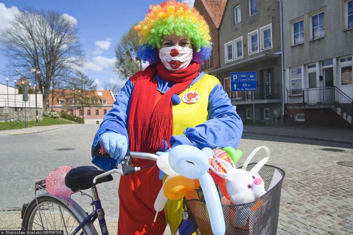 Koronawirusowy klaun. W kolorowym stroju, na rowerze, przemierza miasteczko. "Chcę jednego - wywołać uśmiech"
