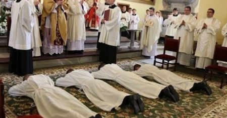 Biskup rozpoczyna rekrutację. Żonaci mężczyźni będą udzielać chrztu