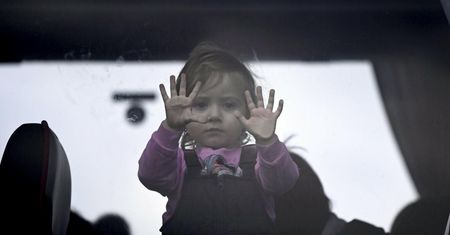 Mała Ukrainka na dworcu w Przemyślu. Zdjęcie, które rozdziera serce