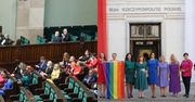 Posłowie Lewicy wspierają społeczność LGBT podczas zaprzysiężenia Andrzeja Dudy. "Polska jest dla wszystkich"  (ZDJĘCIA)