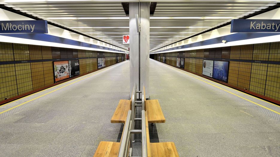 Warszawa. Samochodem wjechał na stację metra 