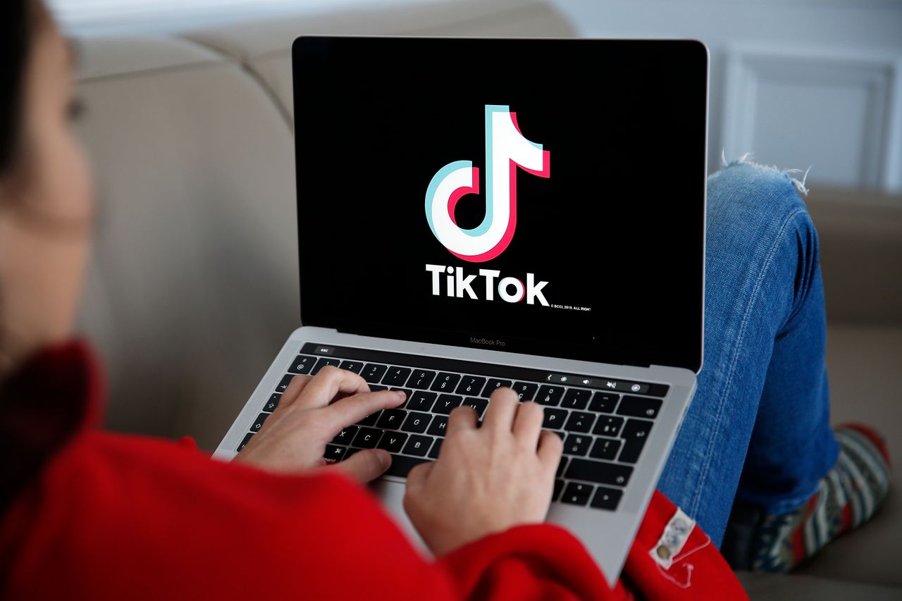 12-latka pozywa TikToka. Chodzi o kwestie prywatności - Logo TikToka na laptopie. Zdjęcie ilustracyjne (Getty Images)