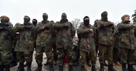 Dają pożywkę rosyjskiej propagandzie, teraz bronią Mariupola. Kim są Azowcy?