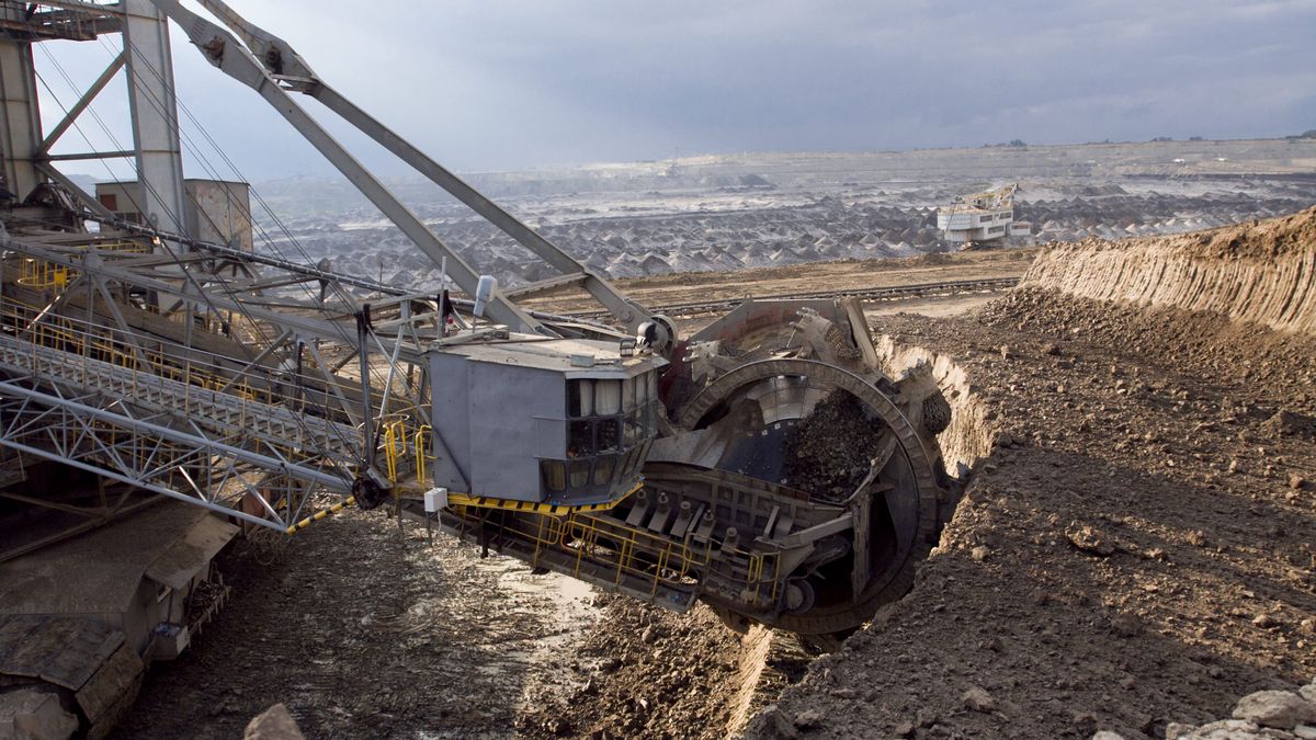 Odkrywkowa  Kopalnia W�gla Brunatnego Konin w Kleczewie
Konin 22.09.2011 n.z Odkrywkowa  Kopalnia W�gla Brunatnego Konin w Kleczewie S.A.,wydobycie w�gla w odkrywce Tomis�awice  PAP/Pawe� Paw�owski
Pawe� Paw�owski
Konin, kopalnia, wydobycie, w�giel, brunatny, odkrywka, g�rnik, urobek