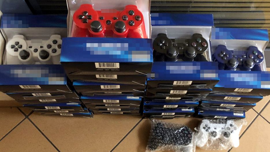 Mazowieckie. Sprzedawał w sieci podrobione pady do konsoli. 44-latek w rękach policji