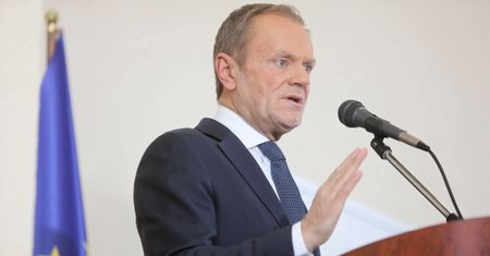 Donald Tusk napisał o Mateuszu Morawieckim, Radosław Fogiel skomentował. Wymiana złośliwości na Twitterze