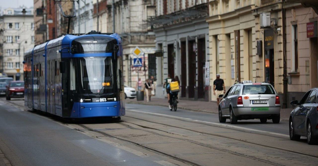 Na skrzyżowaniu ulic Starowiślna i Miodowa, w kierunku Placu Bohaterów Getta, doszło do uszkodzenia torowiska
