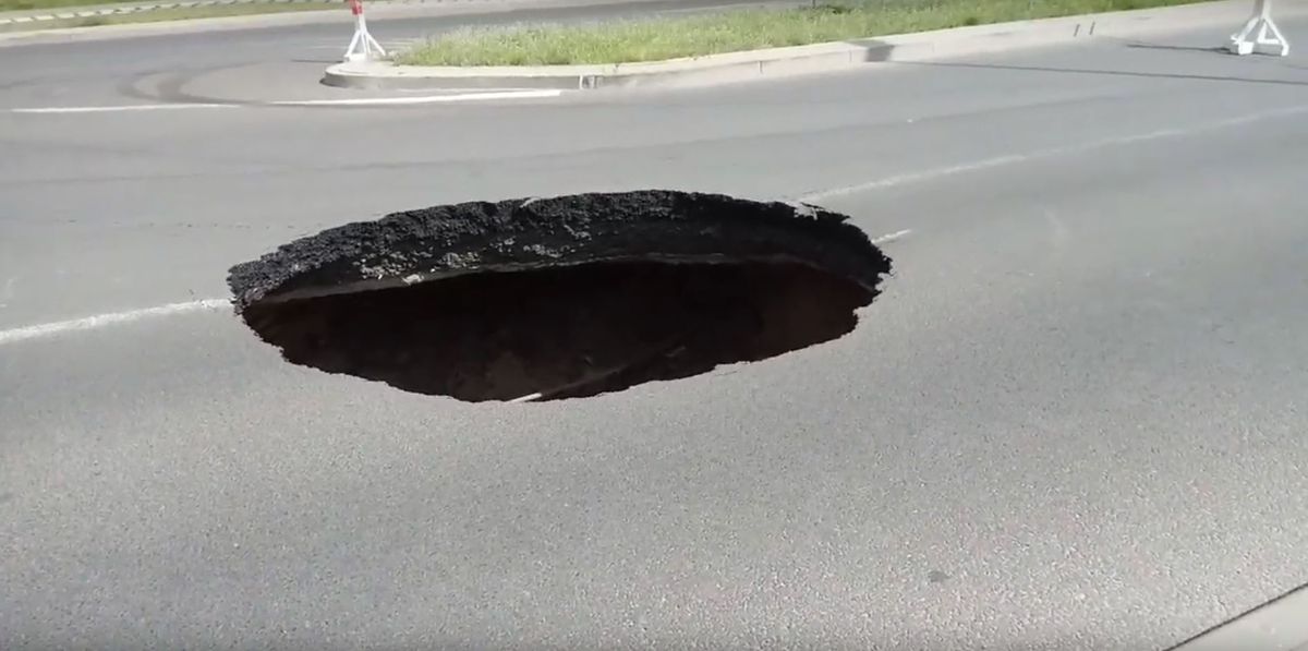 Szczecin. Wielka dziura na środku drogi. Zapadła się jezdnia