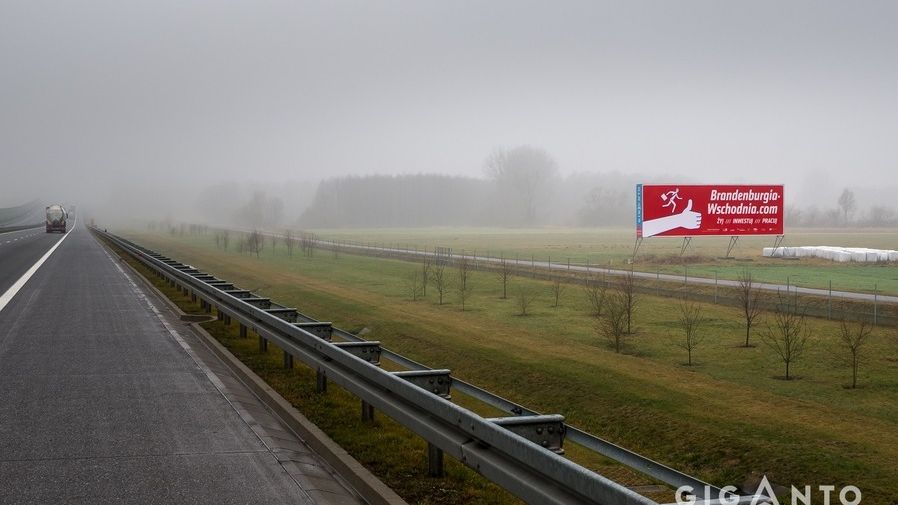 Gigantyczny blillboard zachęca do inwestowania w Brandenburgii. Ma wymiary 18 na 6 metra