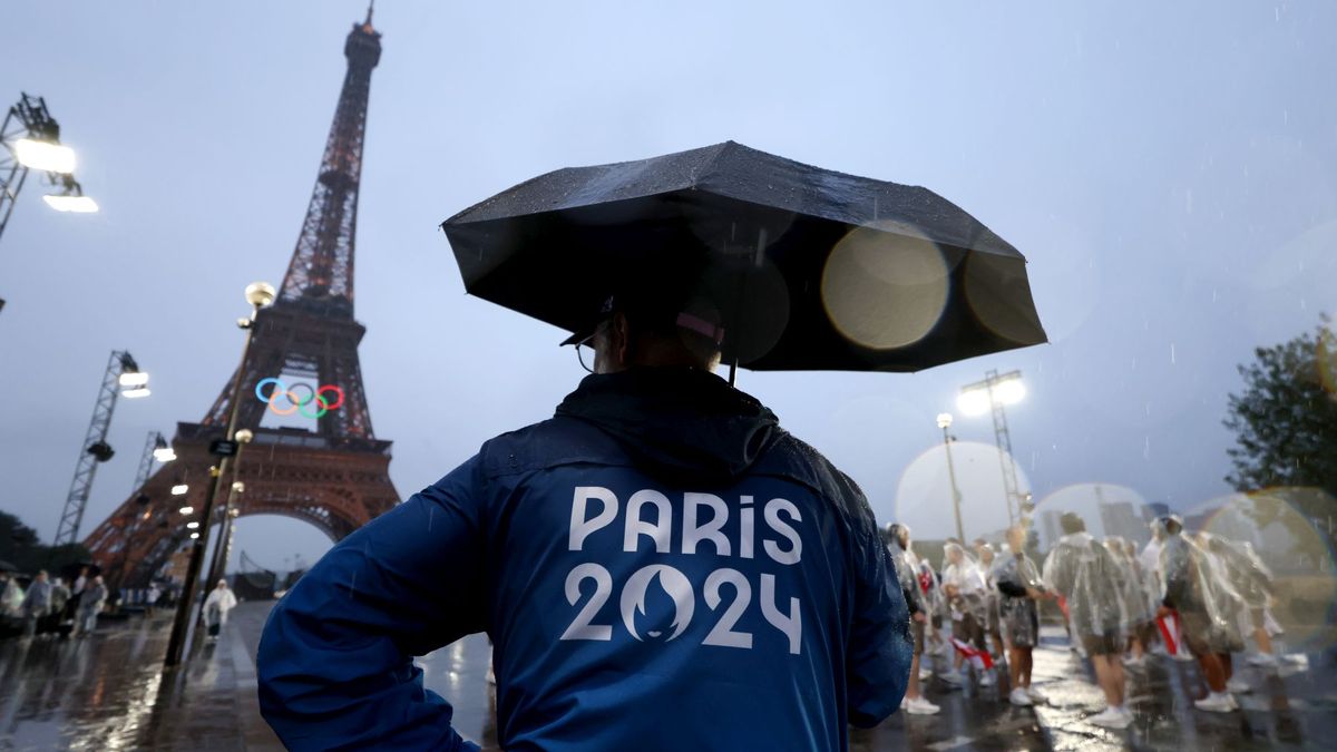 Zdjęcie okładkowe artykułu: Getty Images / Ryan Pierse / Na zdjęciu: deszcz w Paryżu