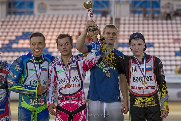 Młodzieżowi mistrzowie Rosji 2015. Od lewej: Siergiej Łogaczow, Wadim Tarasienko, Gleb Szewczenko i Paweł Łaguta