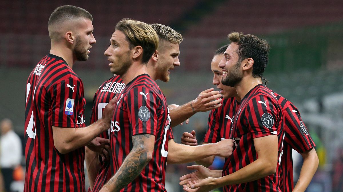 PAP / MATTEO BAZZI / Na zdjęciu: piłkarze AC Milan