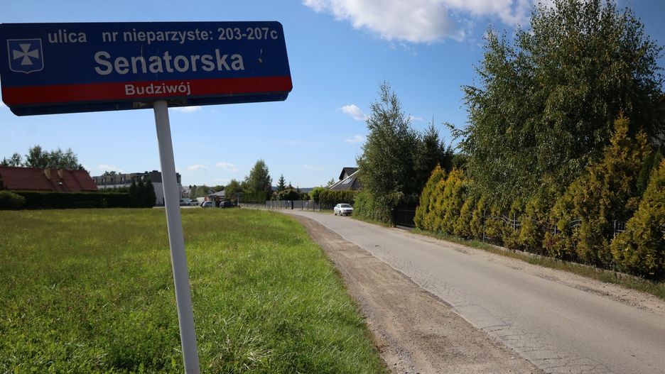 Ulicę Senatorską czeka gruntowny remont, najpierw jednak właściciele wywłaszczonych działek muszą dostać pieniądze, na które czekają od kwietnia.