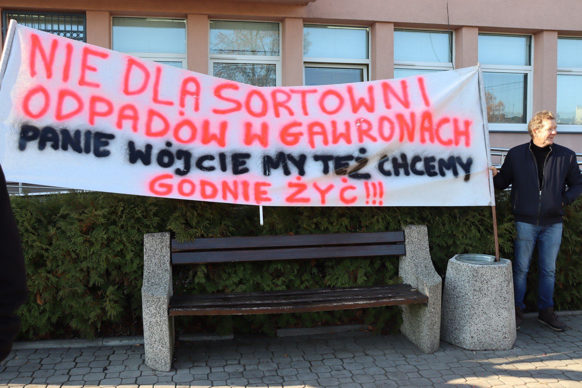 Protest przed Urzędem Gminy w Łęczycy. Mieszkańcy Gawron sprzeciwiają się budowie sortowni