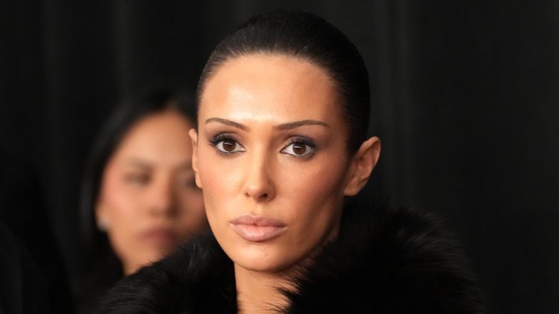 Bianca Censori paraduje po lotnisku w prześwitujących rajstopach