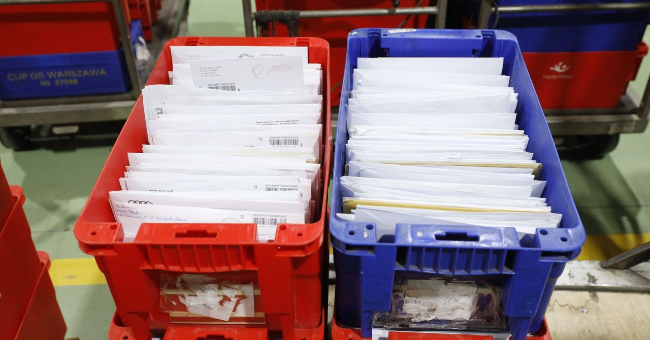 Klienci narzekają, a Poczta Polska notuje wzrosty terminowości. Listonosz zdradza, jak jest naprawdę