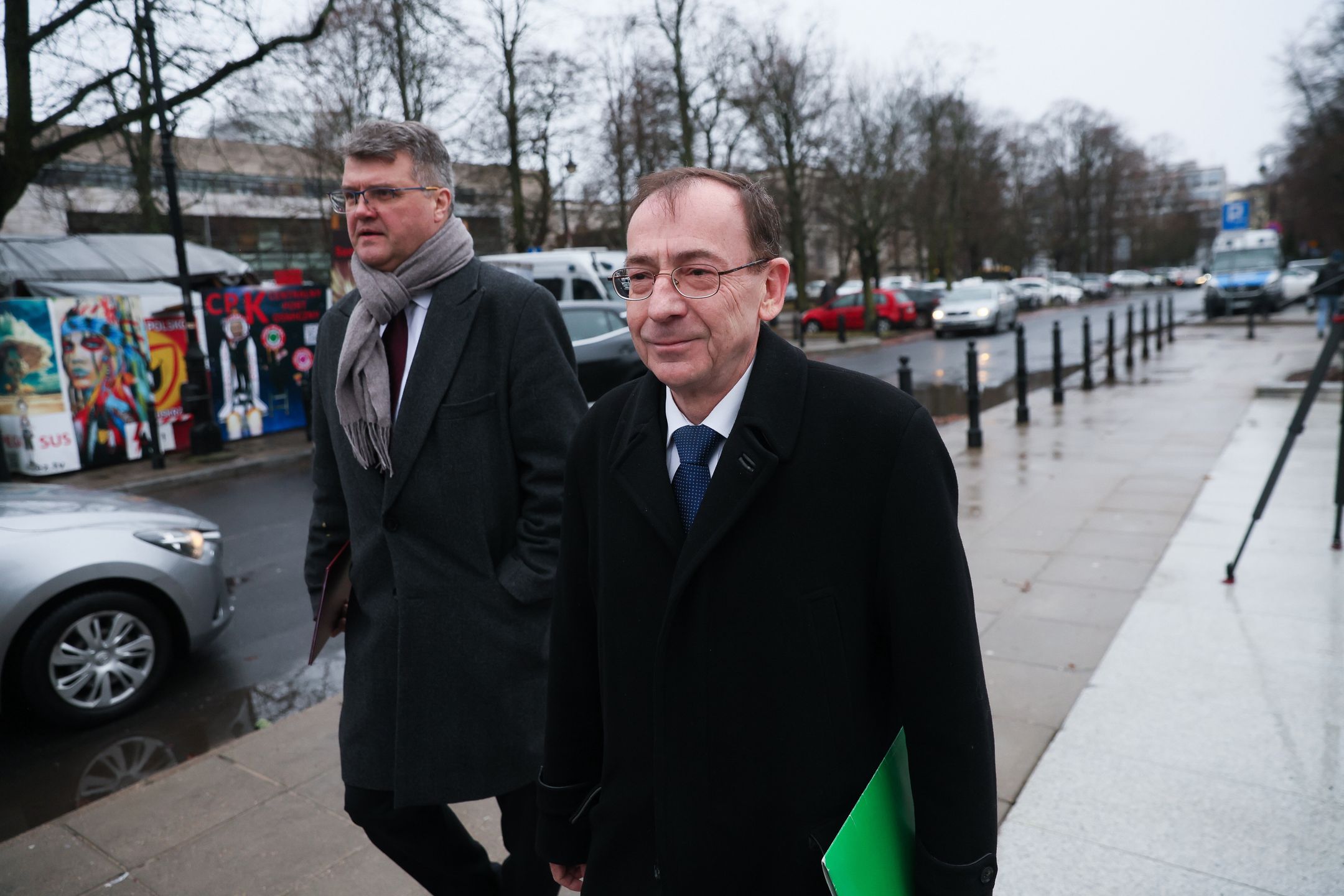 Warszawa, 07.02.2024. Politycy PiS Maciej Wąsik (L) i Mariusz Kamiński (P) przed Sejmem w Warszawie, 7 bm. Mariusz Kamiński i Maciej Wąsik zapowiedzieli swój udział w posiedzeniu izby. (sko) PAP/Leszek Szymański