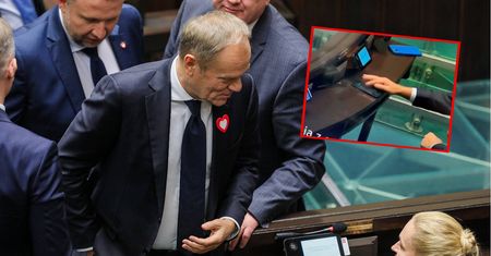 Nagrali Tuska z telefonem. Jeden szczegół zwraca uwagę