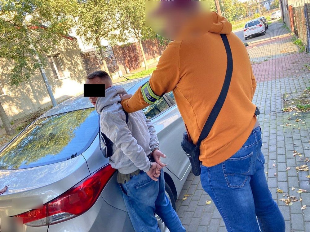 Warszawa. Mężczyzna schował się przed policjantami w szafie. Starał się uniknąć kary pozbawienia wolności, na jaką skazał go sąd za groźby karalne (Policja)