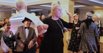 Oświęcim: Jak szaleć, to na całego! Seniorzy zrobili wypad poza miasto, by bawić się w klimacie i strojach z początku XX wieku
