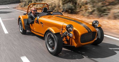 Caterham Seven 170 to najmniejszy model marki. Waży tyle co nic