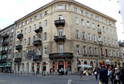 Warszawa. Remont kamienicy na skrzyżowaniu ulic Chmielnej i Szpitalnej