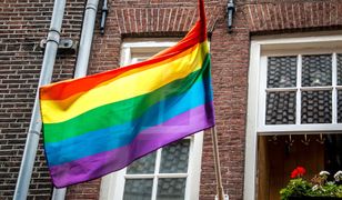 Warszawa. Za wywieszenie tęczowej flagi, grozili podpaleniem mieszkania. Jest wyrok sądu