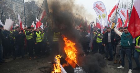 Spalona trumna. Policja wkroczyła przed KPRM