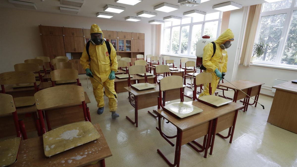 Ognisko COVID-19 w liceum. 20 uczniom zmarli krewni