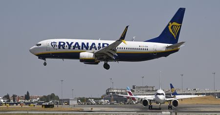 Zła informacja dla Polaków. Ryanair tnie połączenia