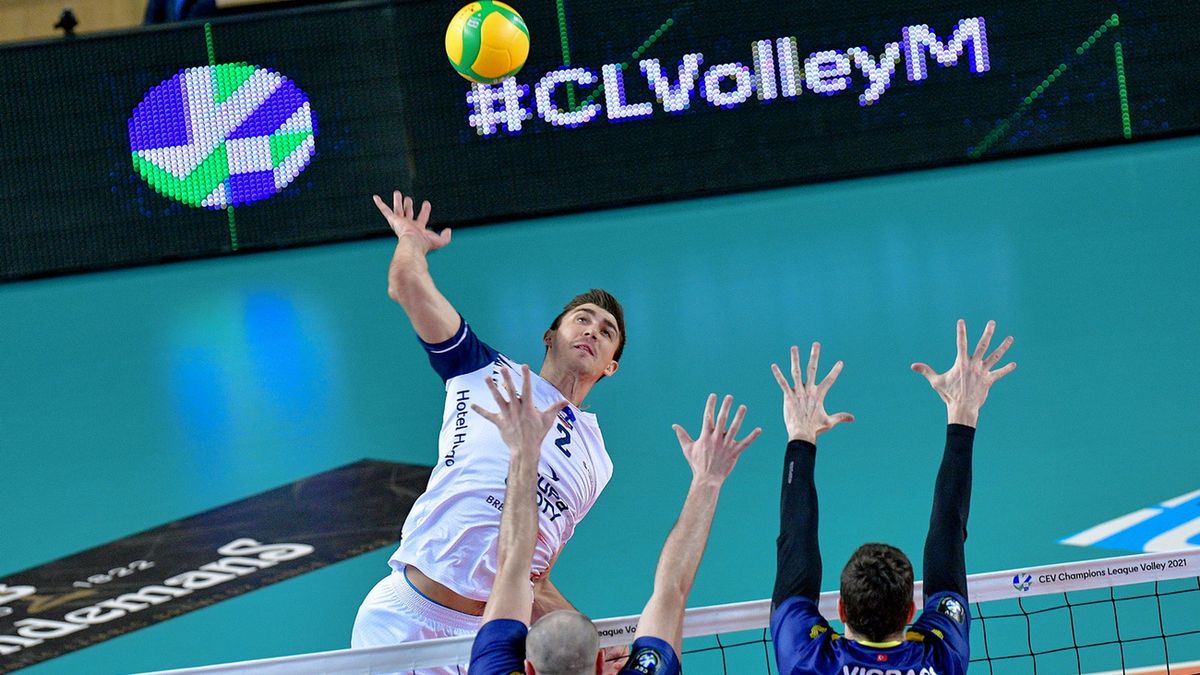 WP SportoweFakty / Paweł Piotrowski / Na zdjęciu: atakuje Łukasz Kaczmarek