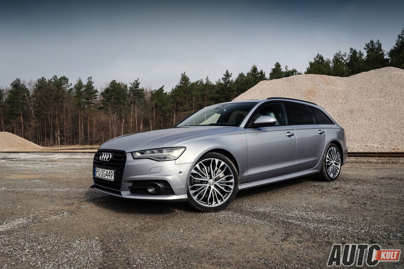 Audi A6 Avant wygląda bardzo agresywnie i elegancko. Ładna jak na kombi linia to zasługa opadającego, a nie obciętego pionowo tyłu.