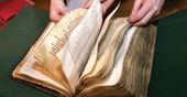 Celnicy udaremnili wywóz cennej Biblii