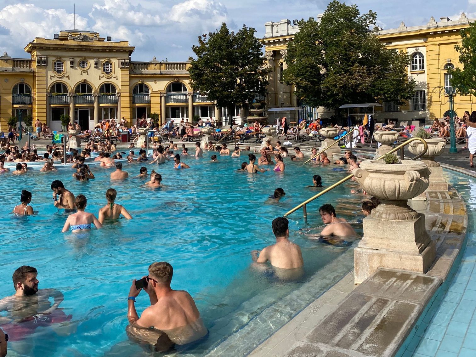 Termy Szechenyi co roku odwiedza wielu turystów 