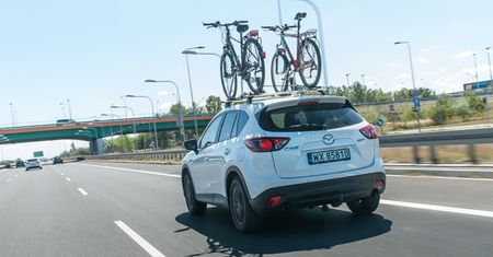 Rowery na dachu czy na haku? Jakie są różnice w spalaniu?