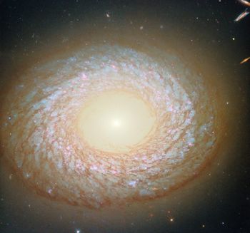 Tajemnicza galaktyka NGC 2775. Nie jest spiralna, ani eliptyczna